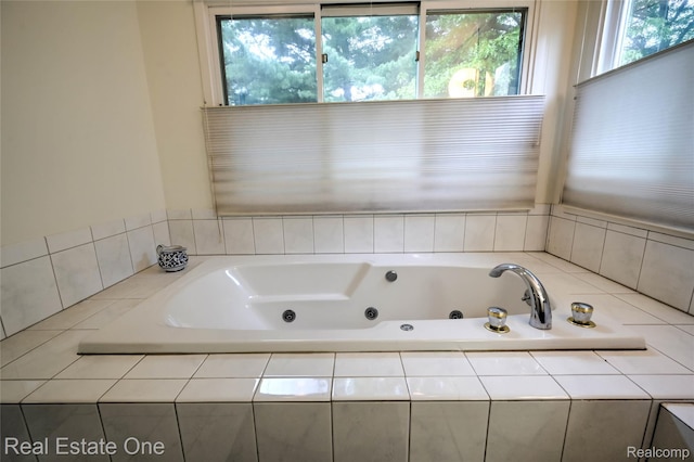 7071 Deerwood Trl Unit 28, West Bloomfield, MI 48323 - bathroom with a jetted tub