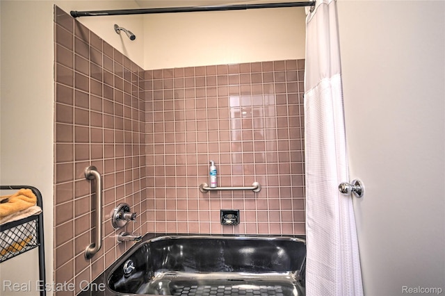 7071 Deerwood Trl Unit 28, West Bloomfield, MI 48323 - full bathroom with shower / bath combo with shower curtain