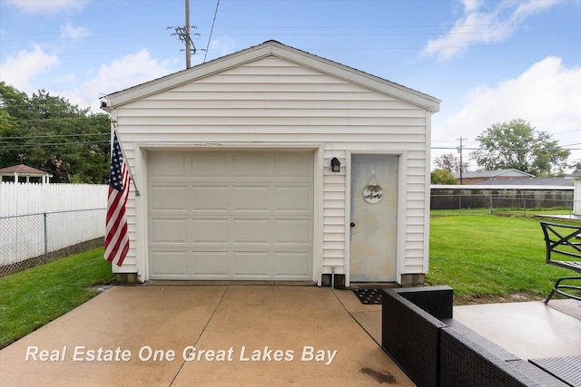 2270 Anderson Rd, Saginaw, MI 48603 - detached garage with concrete driveway