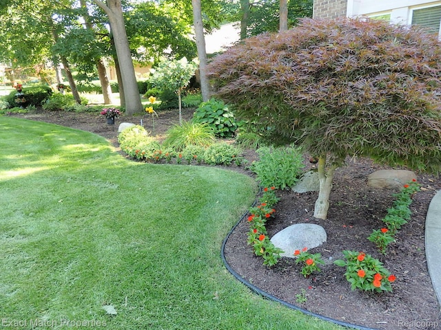3742 Hearthstone Dr, Commerce Twp, MI 48382 - view of green lawn