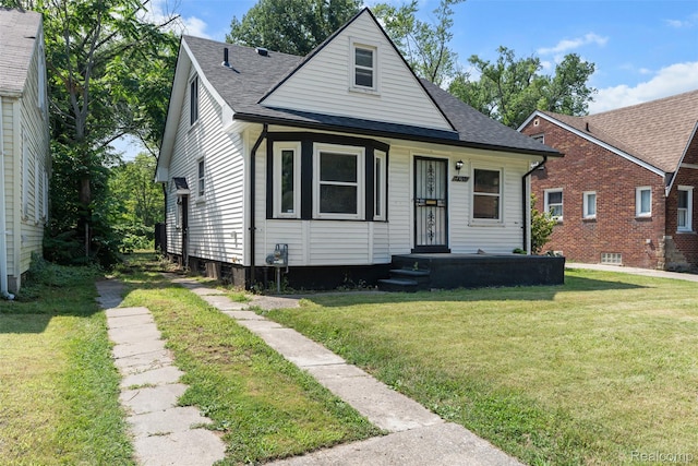 17631 Kentfield St, Detroit, MI 48219 - bungalow-style house with roof with shingles and a front lawn