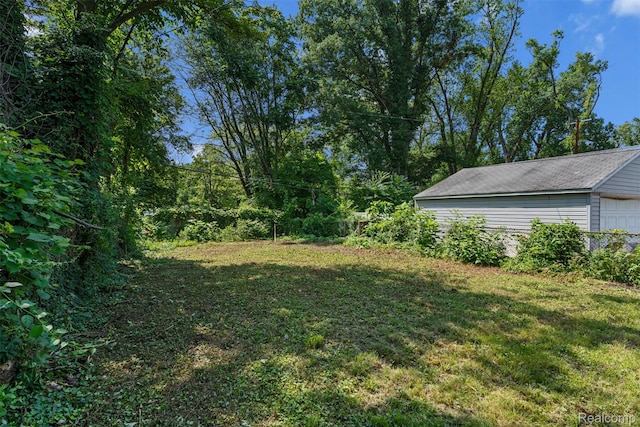 17631 Kentfield St, Detroit, MI 48219 - view of grassy yard with a detached garage