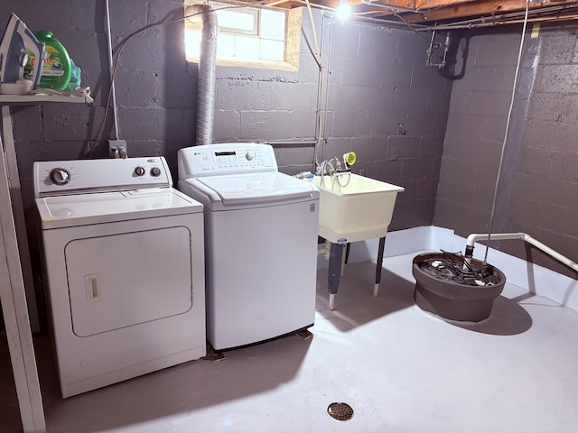 19061 Collinson Ave, Eastpointe, MI 48021 - laundry room featuring washer and clothes dryer