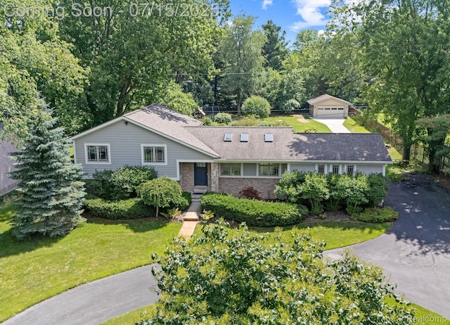 3290 Welch, Commerce Twp, MI 48390 - split level home with a front lawn and a detached garage