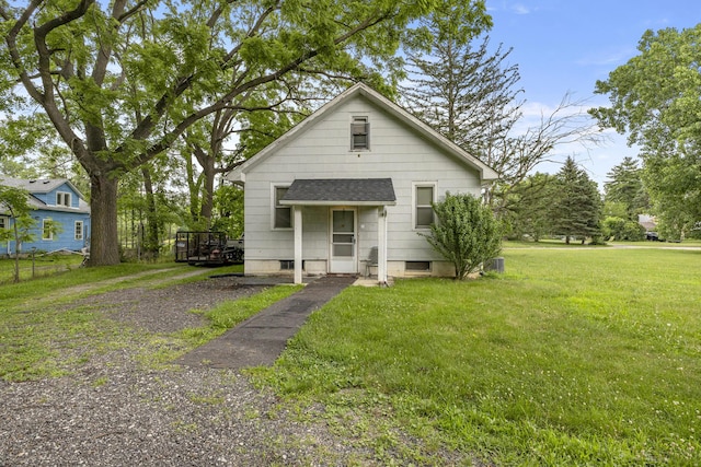 622 Tromley St, Inkster, MI 48141 - view of front facade featuring a front lawn and roof with shingles