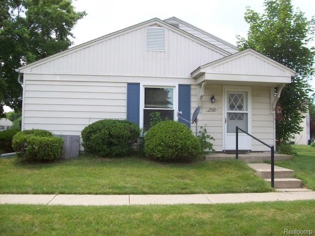 2968 Elmwood Ct, Lake Orion, MI 48360 - bungalow with a front lawn