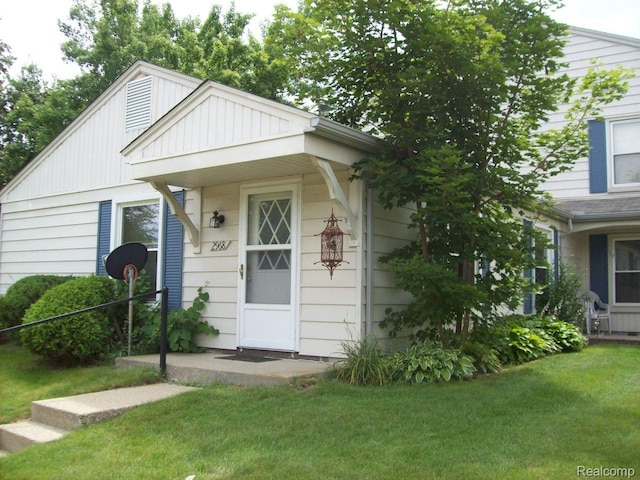 2968 Elmwood Ct, Lake Orion, MI 48360 - bungalow-style home featuring a front yard and board and batten siding