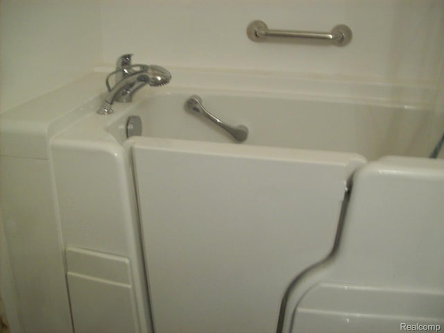 2968 Elmwood Ct, Lake Orion, MI 48360 - view of bathroom
