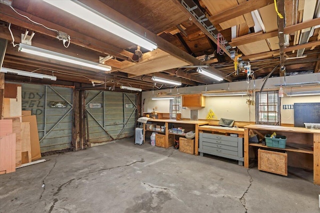 21197 Nummer St, Warren, MI 48089 - garage with a workshop area