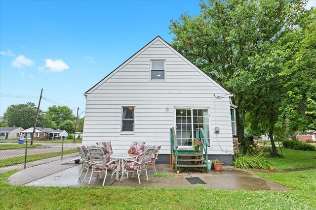 21197 Nummer St, Warren, MI 48089 - rear view of property with a patio area