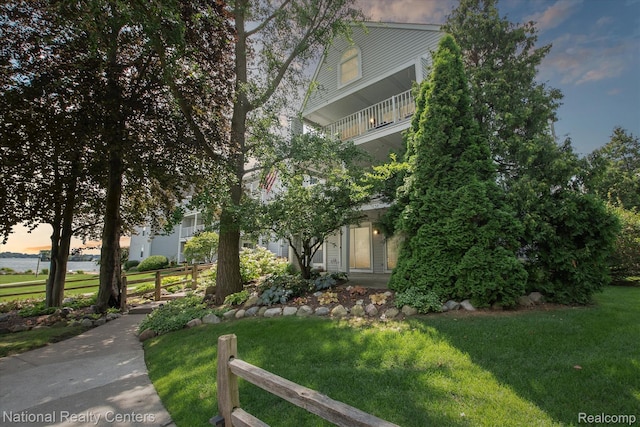 3559 Port Cove Dr Unit 17, Waterford, MI 48328 - view of yard with a balcony