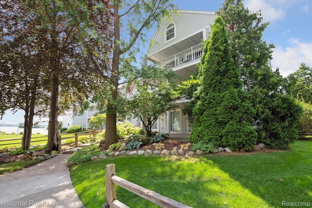3559 Port Cove Dr Unit 17, Waterford, MI 48328 - view of green lawn
