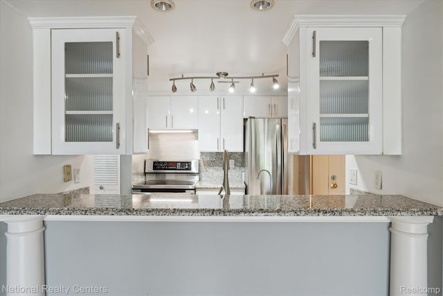 3559 Port Cove Dr Unit 17, Waterford, MI 48328 - kitchen featuring appliances with stainless steel finishes, a peninsula, glass insert cabinets, and backsplash
