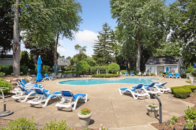 3559 Port Cove Dr Unit 17, Waterford, MI 48328 - community pool featuring a patio area