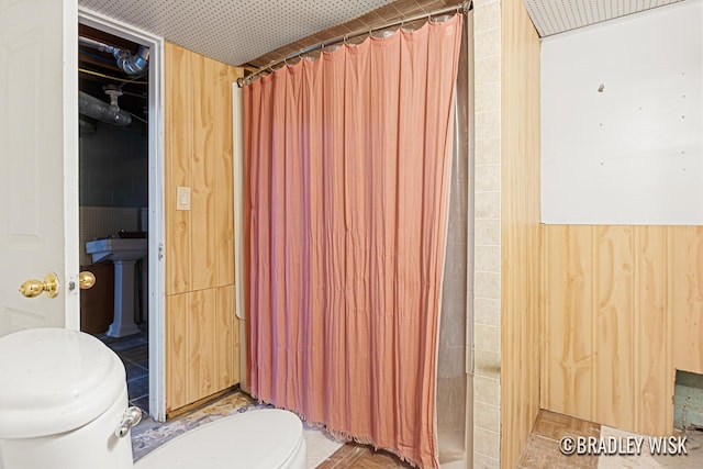 302 W 22nd St, Holland, MI 49423 - full bath with toilet and a shower with curtain