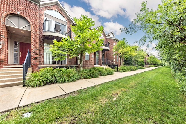 241 W Oakbrook Dr, Ann Arbor, MI 48103 - view of grassy yard with a balcony