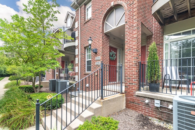 225 W Oakbrook Dr, Ann Arbor, MI 48103 - entrance to property featuring brick siding