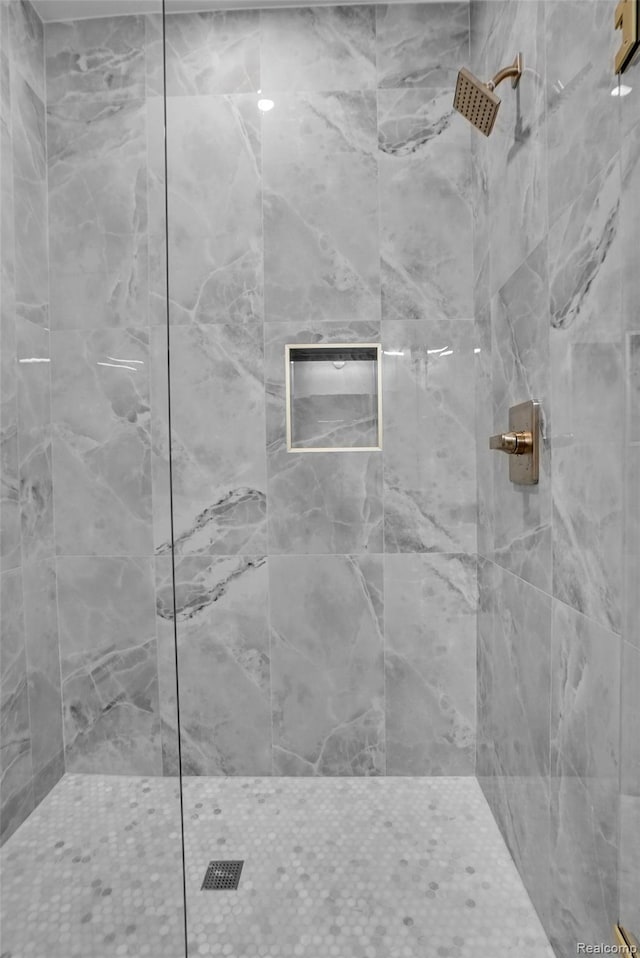 227 W Houstonia Ave, Royal Oak, MI 48073 - bathroom featuring a tile shower