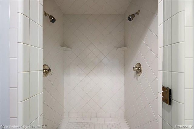 400 Hamilton Rd, Bloomfield, MI 48301 - bathroom featuring a tile shower