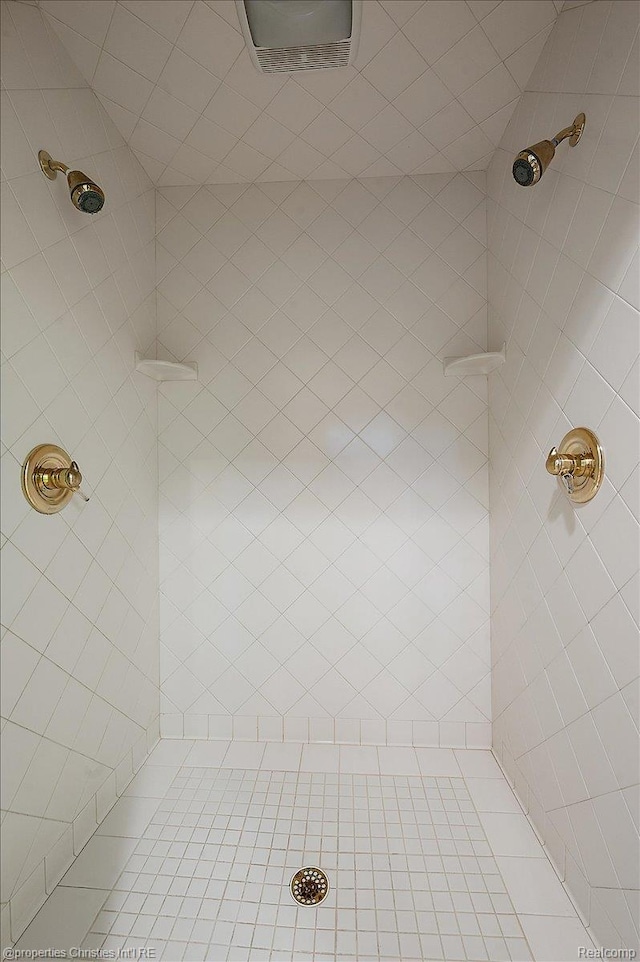 400 Hamilton Rd, Bloomfield, MI 48301 - bathroom featuring a tile shower