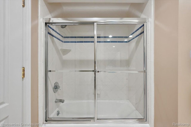 400 Hamilton Rd, Bloomfield, MI 48301 - bathroom with enclosed tub / shower combo
