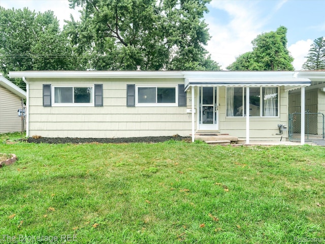 515 Juniper Dr, Davison, MI 48423 - ranch-style home with an attached carport and a front yard