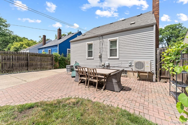 1405 Fielding St, Ferndale, MI 48220 - fenced backyard with a patio area and outdoor dining area
