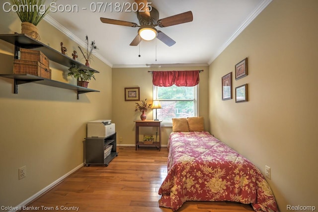 978 Oak Ridge Cir, Brighton, MI 48116 - bedroom featuring hardwood / wood-style flooring, ornamental molding, and a ceiling fan