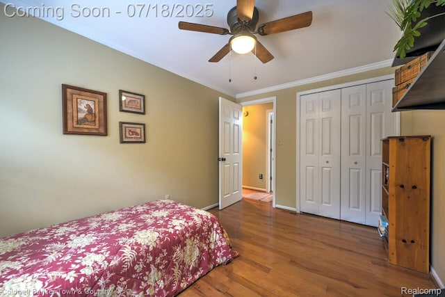 978 Oak Ridge Cir, Brighton, MI 48116 - bedroom featuring wood finished floors, crown molding, a closet, and ceiling fan