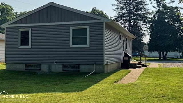 510 Martin St, Owosso, MI 48867 - view of side of home with a lawn