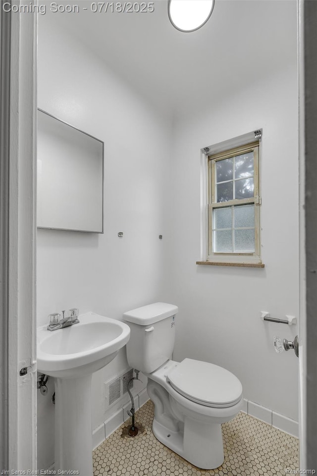 302 Alter Rd, Detroit, MI 48215 - bathroom featuring tile patterned flooring