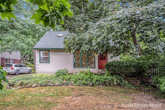 2146 Lansing St SE, Grand Rapids, MI 49506 - view of front of home featuring a shingled roof and a front lawn