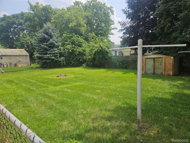 1081 W Parkwood Ave, Flint, MI 48507 - view of yard featuring a shed