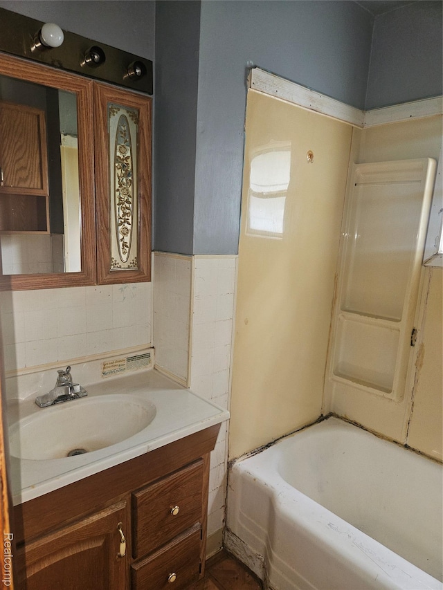 1081 W Parkwood Ave, Flint, MI 48507 - full bathroom with vanity and a tub