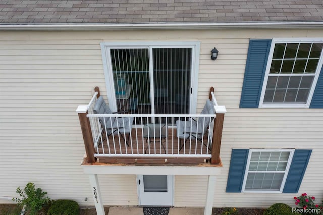 3091 Oakridge Ct, Lake Orion, MI 48360 - entrance to property featuring a shingled roof and a balcony