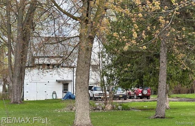 39190 Pineridge St, Harrison Township, MI 48045 - view of grassy yard