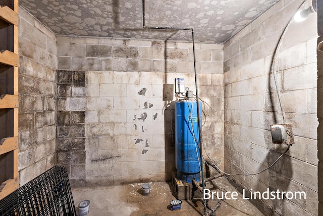 15520 157th Ave, Big Rapids, MI 49307 - bathroom featuring concrete floors and tiled shower