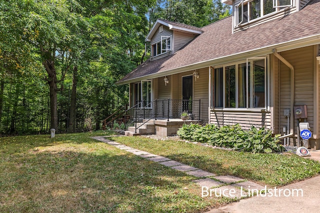 15520 157th Ave, Big Rapids, MI 49307 - view of front of property featuring roof with shingles, a front lawn, and a porch