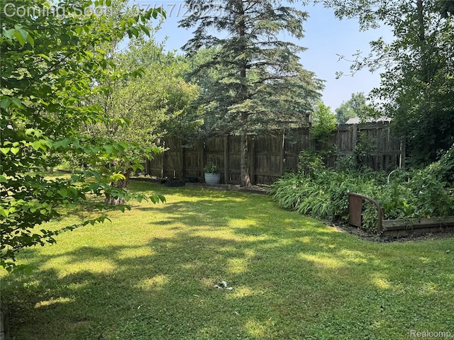 2185 Roslyn Ave, Flint, MI 48532 - view of yard