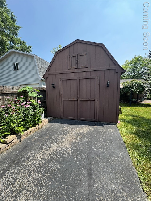 2185 Roslyn Ave, Flint, MI 48532 - view of shed featuring driveway