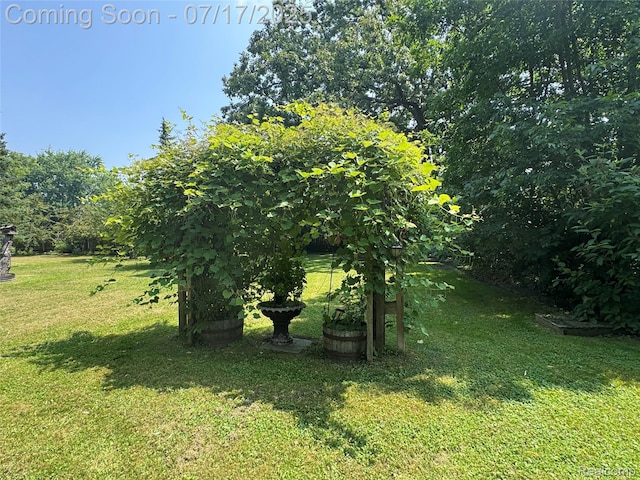 2185 Roslyn Ave, Flint, MI 48532 - view of grassy yard