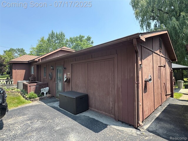 2185 Roslyn Ave, Flint, MI 48532 - view of front of house with an attached garage