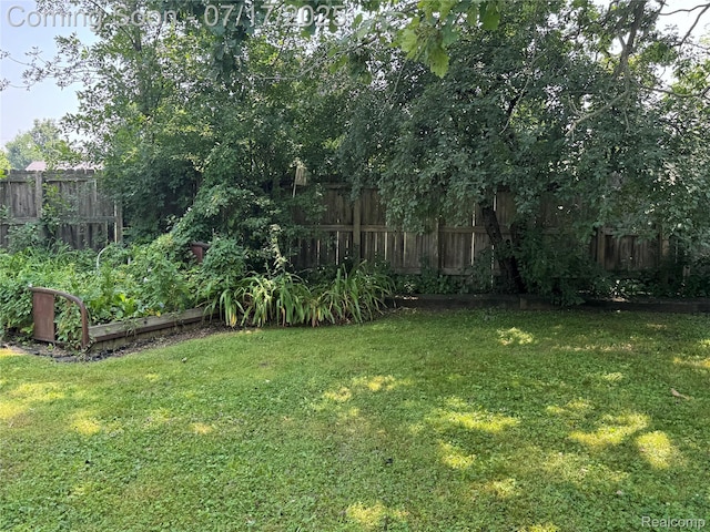 2185 Roslyn Ave, Flint, MI 48532 - view of yard with a garden