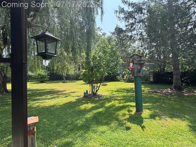 2185 Roslyn Ave, Flint, MI 48532 - view of grassy yard