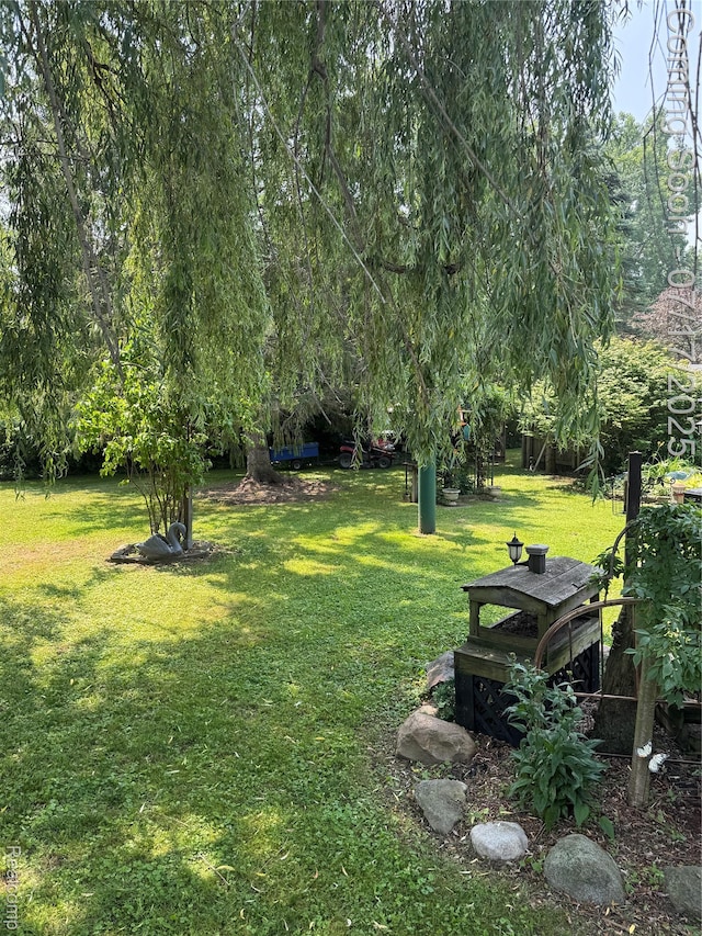 2185 Roslyn Ave, Flint, MI 48532 - view of grassy yard