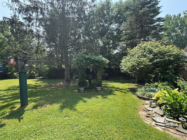 2185 Roslyn Ave, Flint, MI 48532 - view of grassy yard