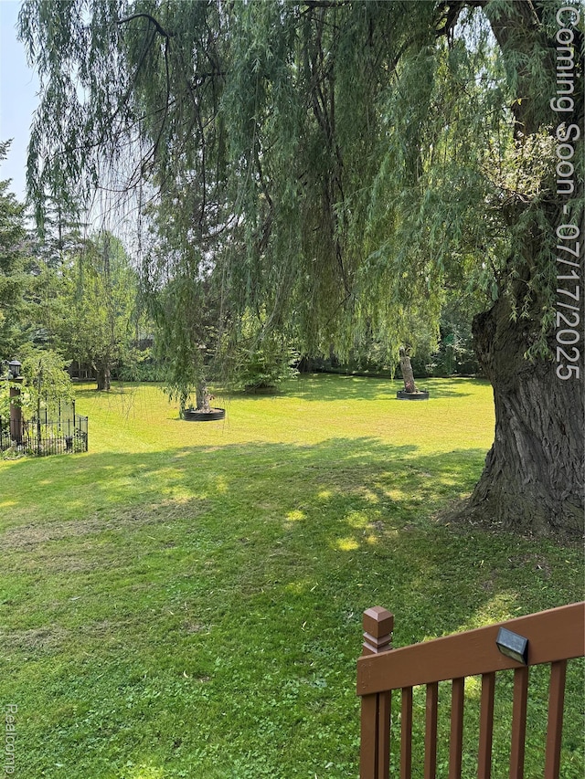 2185 Roslyn Ave, Flint, MI 48532 - view of grassy yard