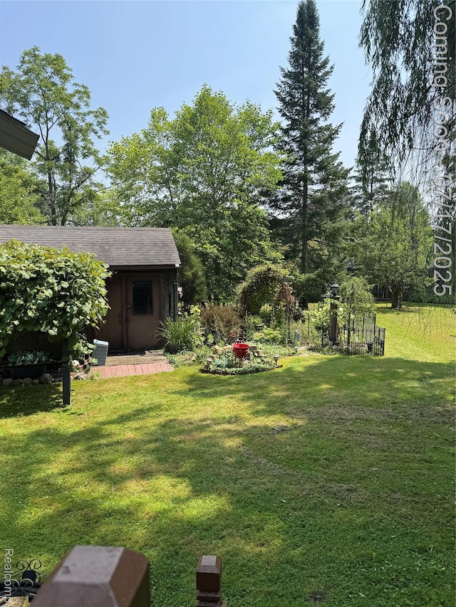 2185 Roslyn Ave, Flint, MI 48532 - view of green lawn