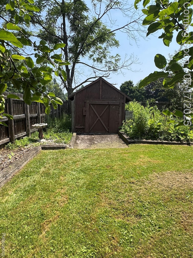 2185 Roslyn Ave, Flint, MI 48532 - view of yard featuring a shed