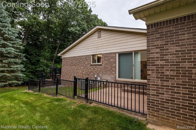 625 Ten Point Dr, Rochester Hills, MI 48309 - view of side of property with brick siding